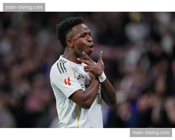 维尼修斯突破防守，皇马边锋寻求与姆巴佩的场上默契